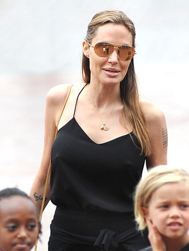 Анджелина Джоли има проблеми с имплантите! (ФОТО)