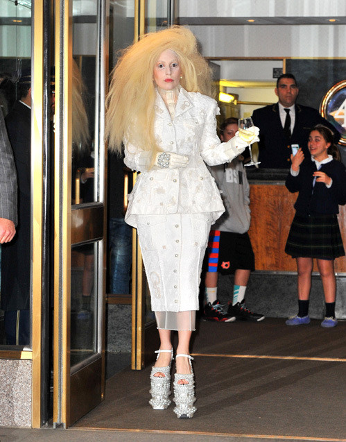 Вижте новите обувки на Лейди Гага! 
