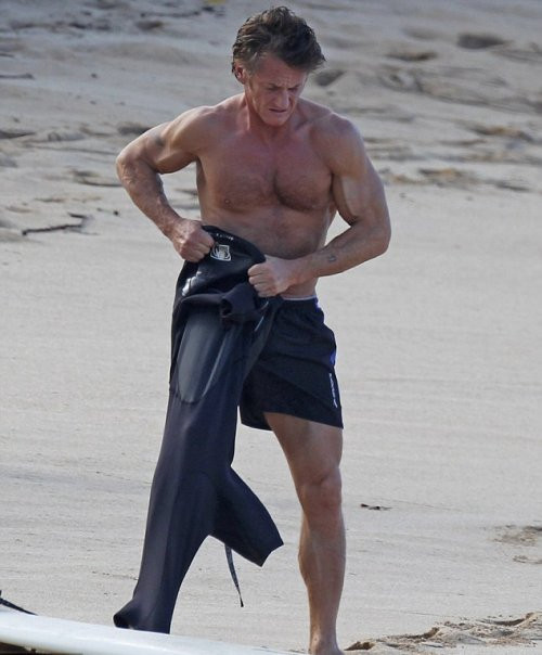 Шон Пен пъчи мускули на сърф-ваканция (СНИМКИ)