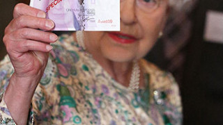 Прахосница ли е британската кралица? (ФОТО+ВИДЕО)