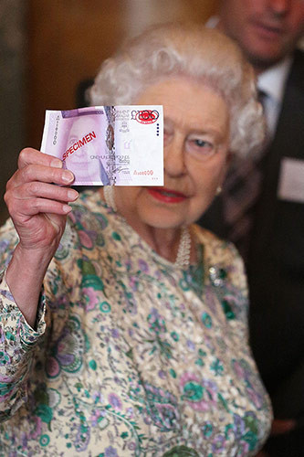Прахосница ли е британската кралица? (ФОТО+ВИДЕО)