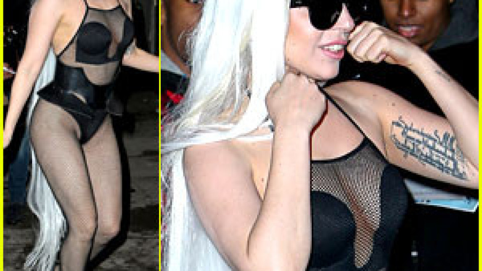 Ошишканата Лейди Гага се разхожда по бельо!