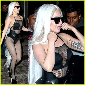 Ошишканата Лейди Гага се разхожда по бельо!