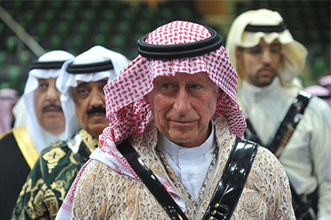 Принц Чарлз се вихри с гол арабски меч (ВИДЕО)