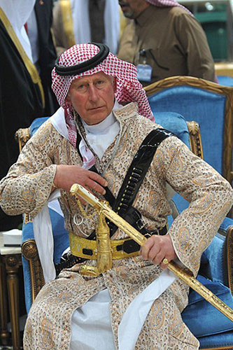 Принц Чарлз се вихри с гол арабски меч (ВИДЕО)