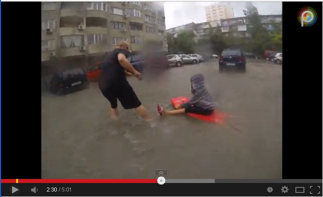 Потоп във Варна: Мишо Шамара извади децата си на сърф! (ВИДЕО)