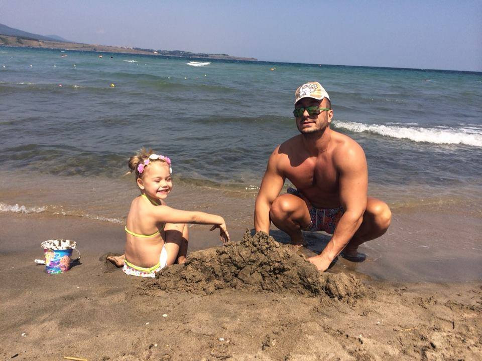 Константин и Галена се забавляват на морето (СНИМКИ с децата)