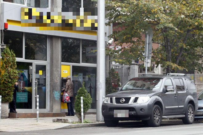 Блатечки обикаля несретен банките с лъскаво возило (СНИМКИ)
