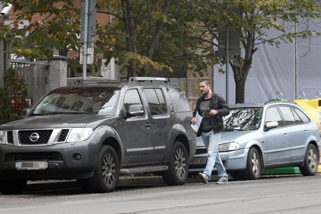 Блатечки обикаля несретен банките с лъскаво возило (СНИМКИ)