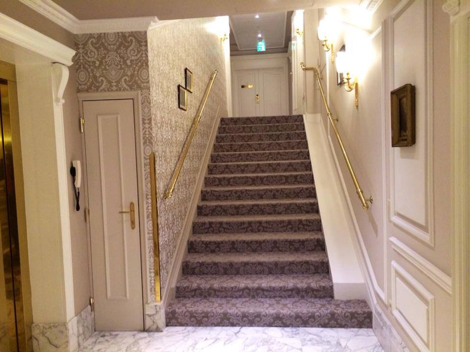 Азис като Отварачката: Бай Ганьо броди из Европа (СНИМКИ)
