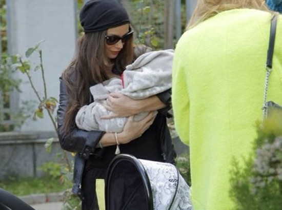 Диляна Попова с бебето си