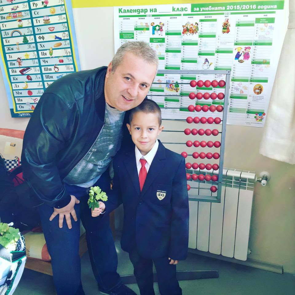 Емилия и Коко Динев изпратиха щастливи първокласника Иван! (СНИМКИ)