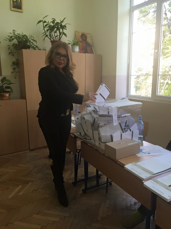 Лили Иванова гласува на Избори 2015 (Виж още кой позира като Първа дама)