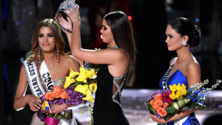 Жестока гавра на "Мис Вселена 2015", изтръгнаха короната направо от главата й