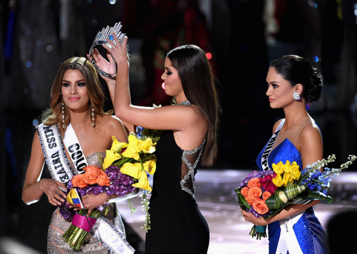 Жестока гавра на "Мис Вселена 2015", изтръгнаха короната направо от главата й
