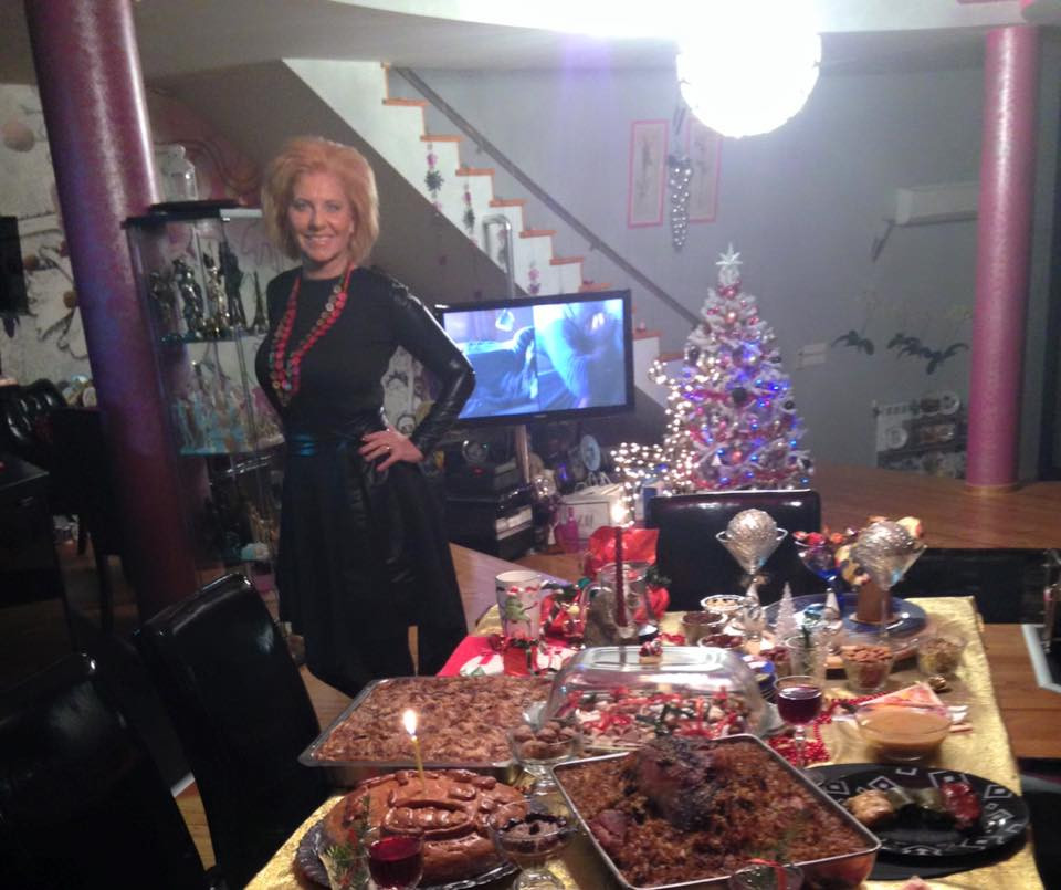 Антония Петрова изкара поредна елегантна Коледа, но сама! (Снимки)