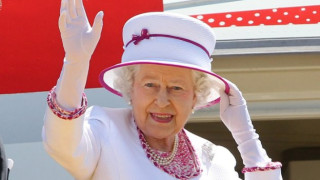 В Англия: Кралица Елизабет се изгаври с народа