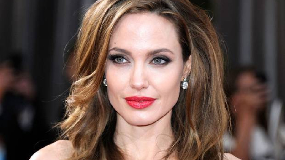 Бомба: Анджелина Джоли слага рога на Брад Пит с жена