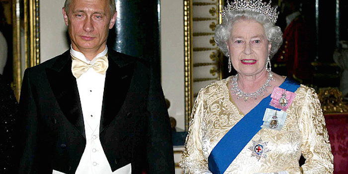 Бъкингам се тресе: Кралица Елизабет Втора не е човек! (Още шокиращи разкрития)