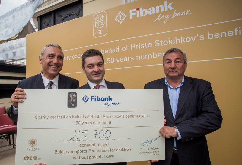 Fibank и Христо Стоичков дариха 25 700 лв. за деца, лишени от родителски грижи, от Българската Спортна Федерация
