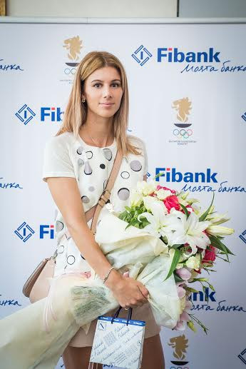 Fibank подари на Цвети Пиронкова дизайнерско кюлче медальон