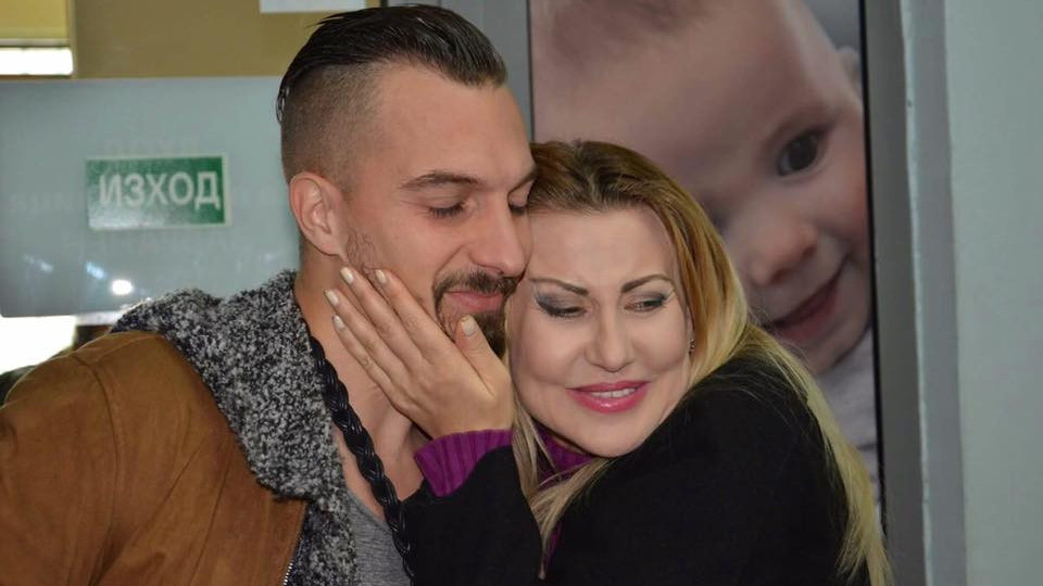 Ексклузивно! Илиана Раева се сдоби с внучка, Виолета Сиракова я разплака от щастие (Снимки от родилното)