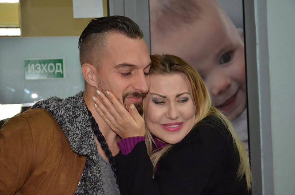 Ексклузивно! Илиана Раева се сдоби с внучка, Виолета Сиракова я разплака от щастие (Снимки от родилното)