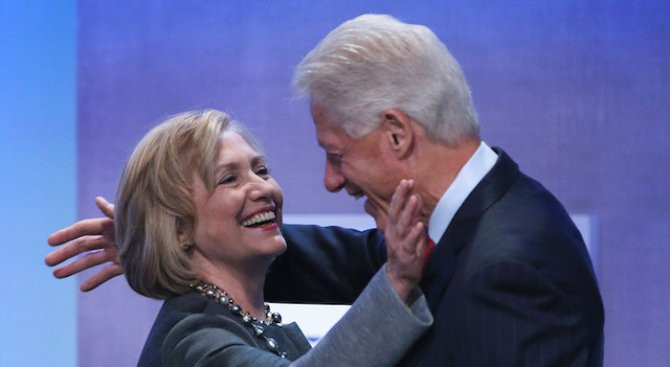 Взрив след изборите: Хилари Клинтън показа червен картон на съпруга си! (Бил Клинтън и семейството в шок - снимки)