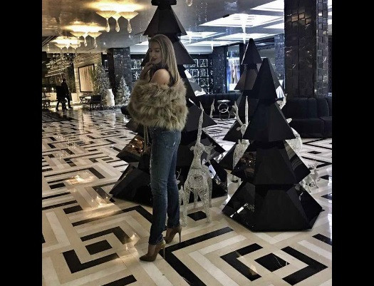 Велина Узунова разтърси света на модата: Виж я в новите ѝ дънки! (СНИМКИ)