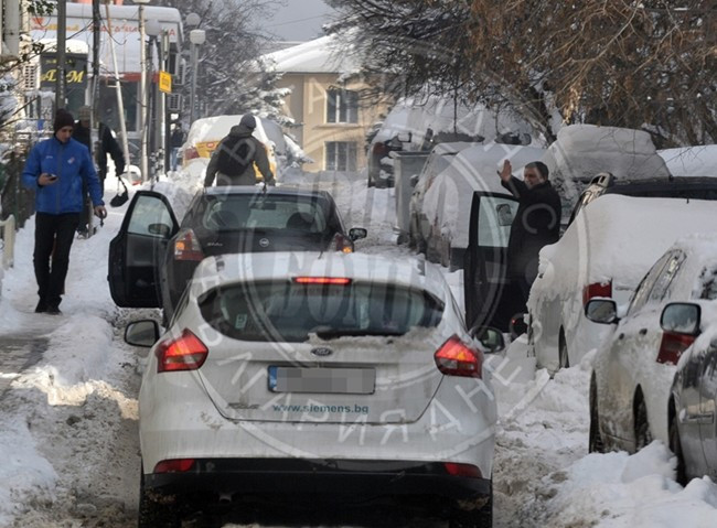 Браво: Милен Цветков се хвърли на помощ на закъсали в снега! (вижте с очите си тук - снимки)