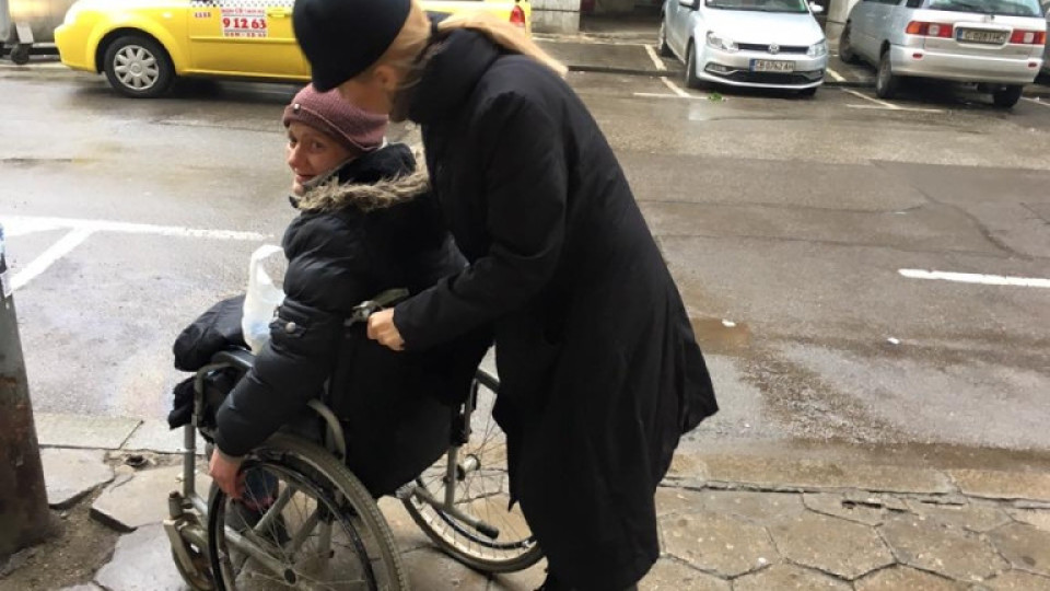 Ирина Тенчева потресе: Помогна на инвалид, но се снима, че цяла България да види! (потребители изригнаха)