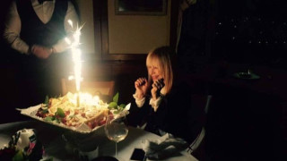 Властта се размаза: Затрупа с цветя и подаръци рожденичката Лили Иванова! (първи снимки от партито и честитките)