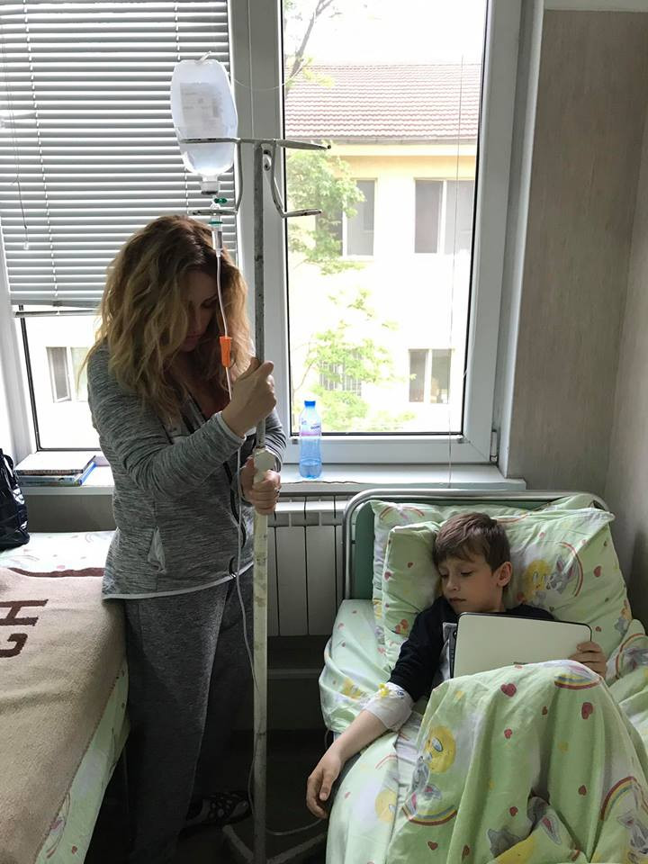 Рени полужива: Синът й е много зле, от дни е на системи в болницата! (Червенкова изригна срещу баща му + ШОК СНИМКИ)