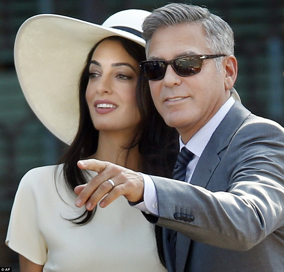 Близнаците на Джордж Клуни и Амал с лична охрана! (Виж още за глезотиите им)