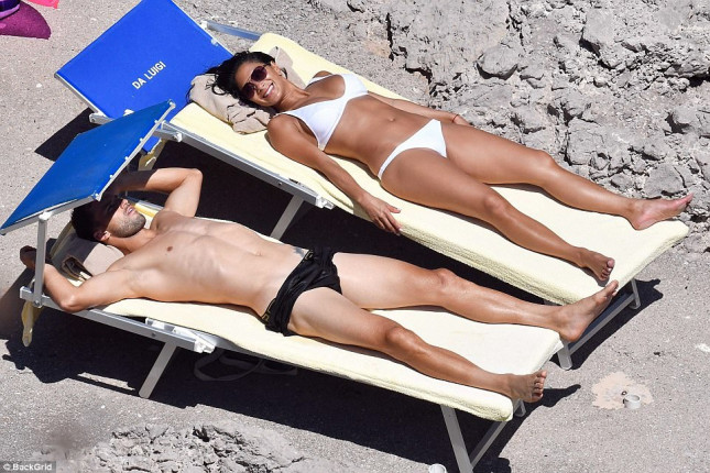 Гришо и Никол изпотиха мрежата: Награбиха се страстно на Капри! (горещите снимки виж тук)