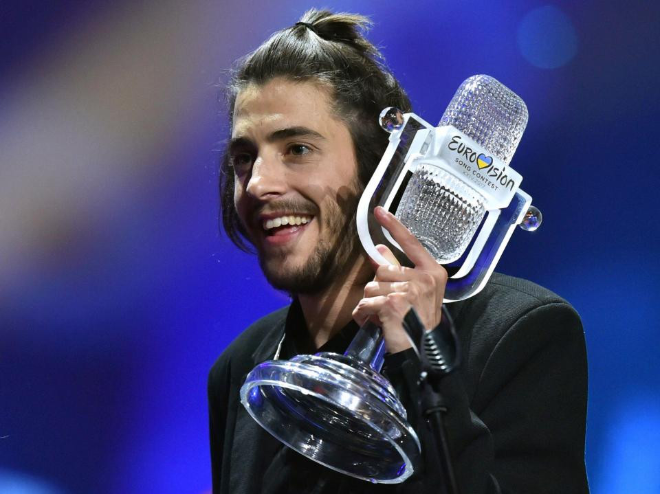 Победителят от "Евровизия 2017" бере душа в реанимацията! Салвадор Собрал е на смъртно легло