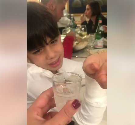 Супер скандал: Деси Цонева кара 8-годишния си син да пие ракия? (Спи ли прокуратурата и институциите)