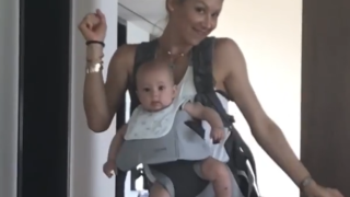 Новоизлюпената майка Анна Курникова шашна всички! (ВИДЕО)