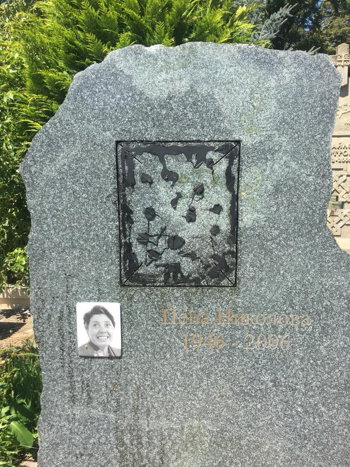 Алекс Сърчаджиева изригна заради гроба на майка си: Бясна съм, това е поругаване, какъв изрод трябва да го е направил?! (СНИМКИ)