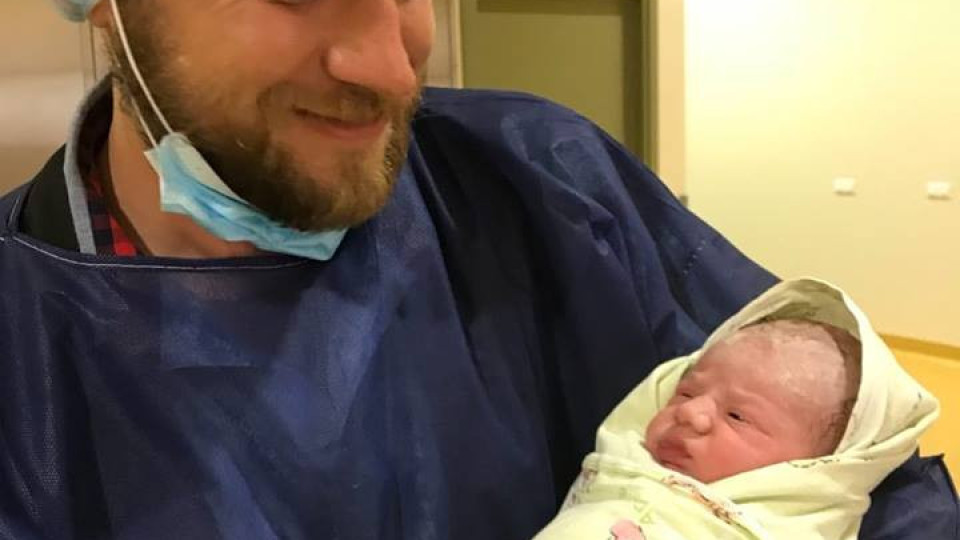 Веселин Плачков стана баща, Мариана Попова роди бебето му!