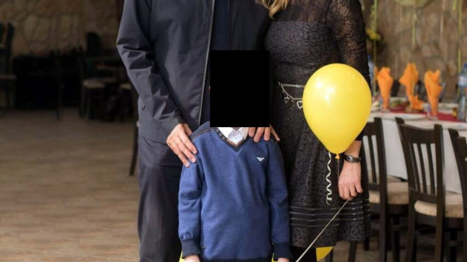 Срам: Веселин Маринов и любовницата му мъкнат 7-годишно дете сред кръчмарски пияници! (виж тук)