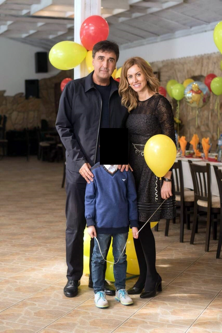 Срам: Веселин Маринов и любовницата му мъкнат 7-годишно дете сред кръчмарски пияници! (виж тук)