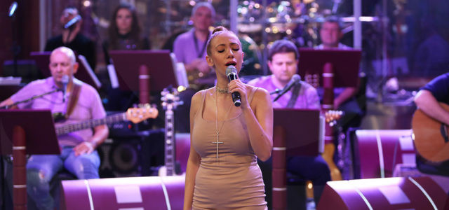 Да й имаш ядовете: Певицата на Слави Лилия Стефанова се оплаква от гърдите си! (виж тук)