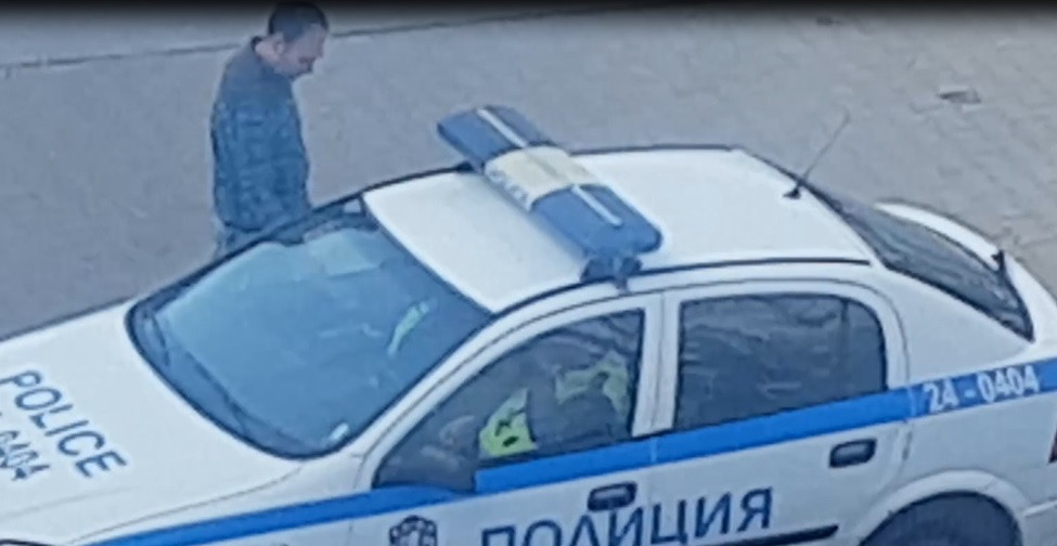 Корумпирани служители на МВР публично заснети как прибират рушвет! (СНИМКИ + ВИДЕО)