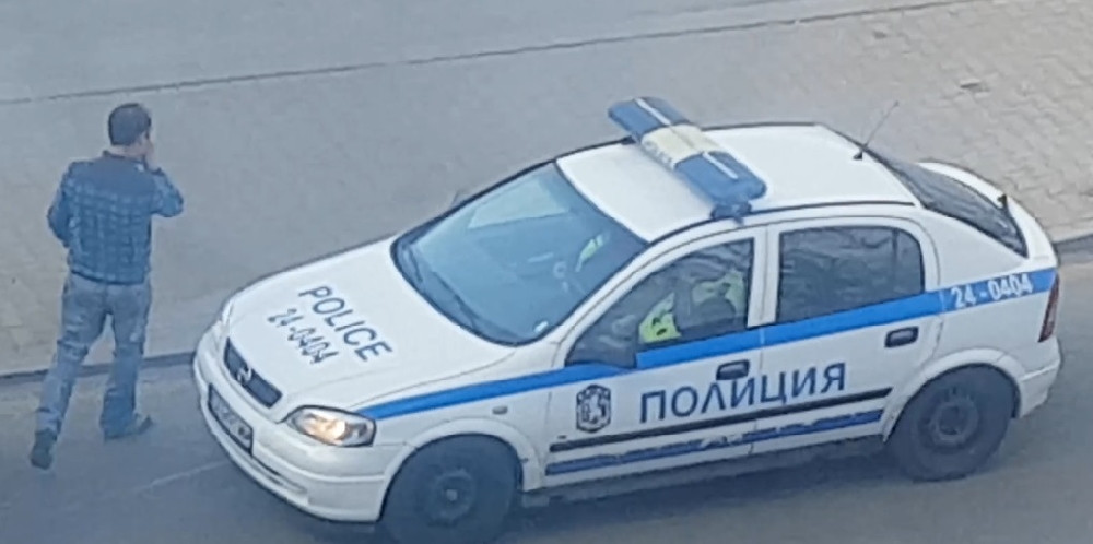 Корумпирани служители на МВР публично заснети как прибират рушвет! (СНИМКИ + ВИДЕО)