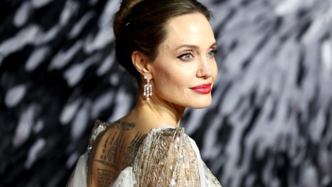 Какво се случва с Анджелина Джоли? Разводът ли е причината