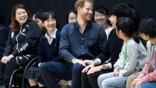 Видя се в чудо: Принц Хари показа халката си на напориста ученичка! (Виж още)