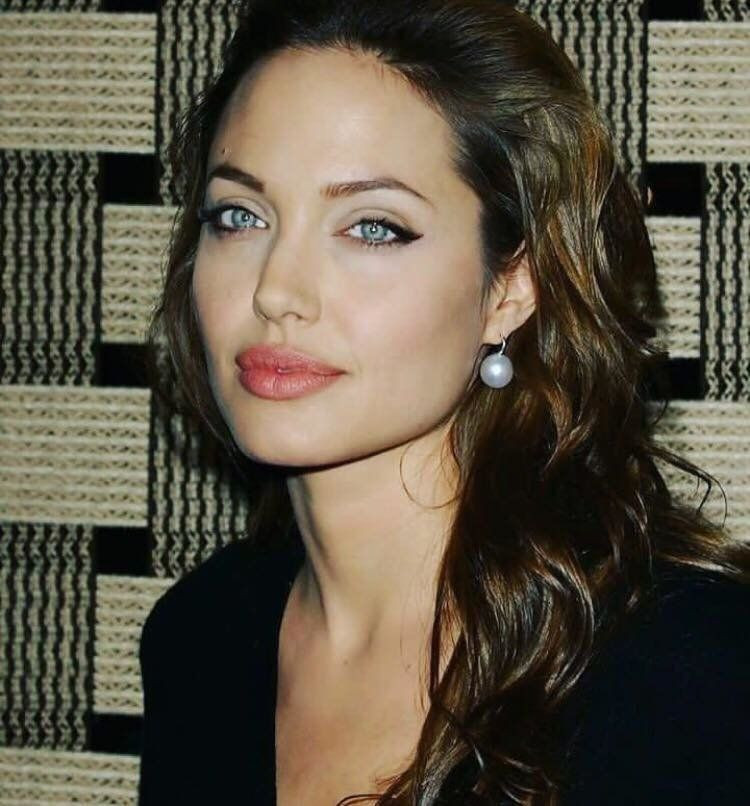 Ти да видиш: Анджелина Джоли не се смята за красива!(Още за комплексите й)