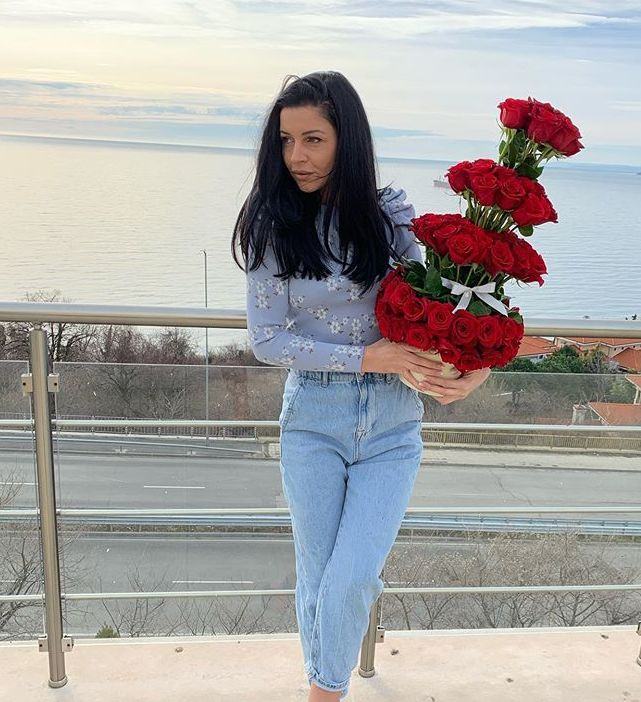 Дебора получи 101 рози навръх Свети Валентин!