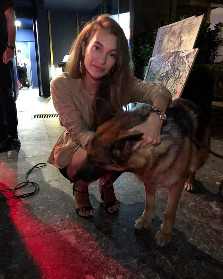 Синоптичката Никол Станкулова се грижи за бездомни кучета! (виж тук)